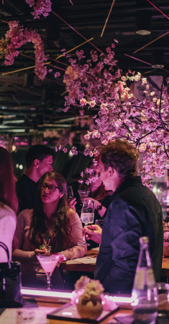 Eventgäste an einer Bar